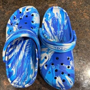 CROCS Kids Blue and White Patterned Sandals